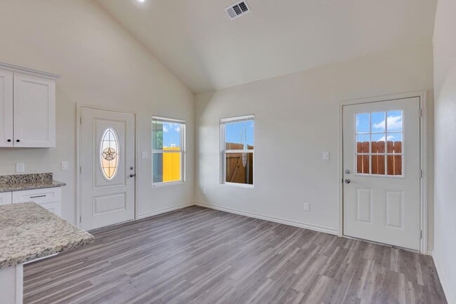 Building Photo - 1014