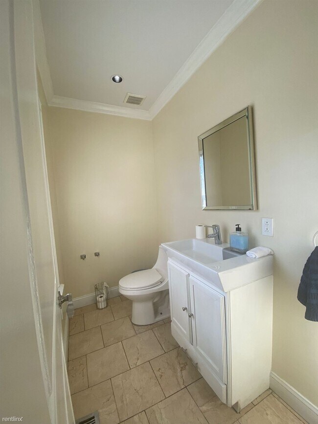 Building Photo - 6 br, 3.5 bath House - 561 Central Ave