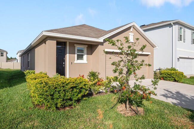 Building Photo - Charming 3/2 Home- Move In ready!