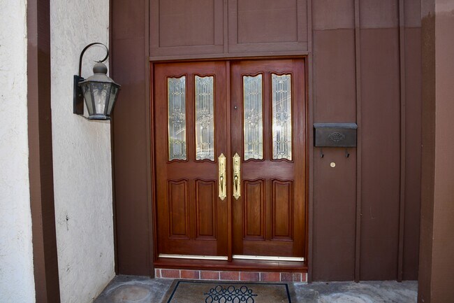 Building Photo - 10575 Canyon Lake Dr