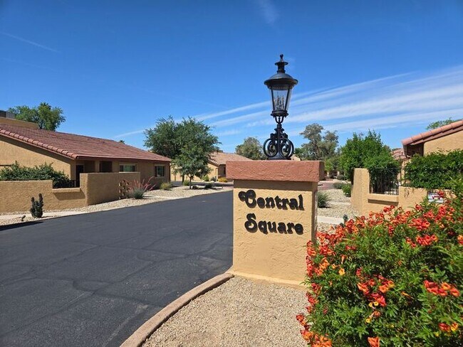 Building Photo - Beautiful two story, 3 bed, 1 full bath, 2 half bath townhome in Phoenix