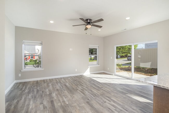 Building Photo - 501 Station Ct
