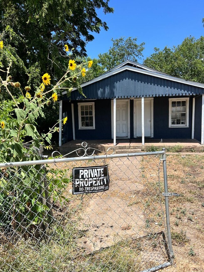 Building Photo - Secluded 3 bed/one bath home available today!