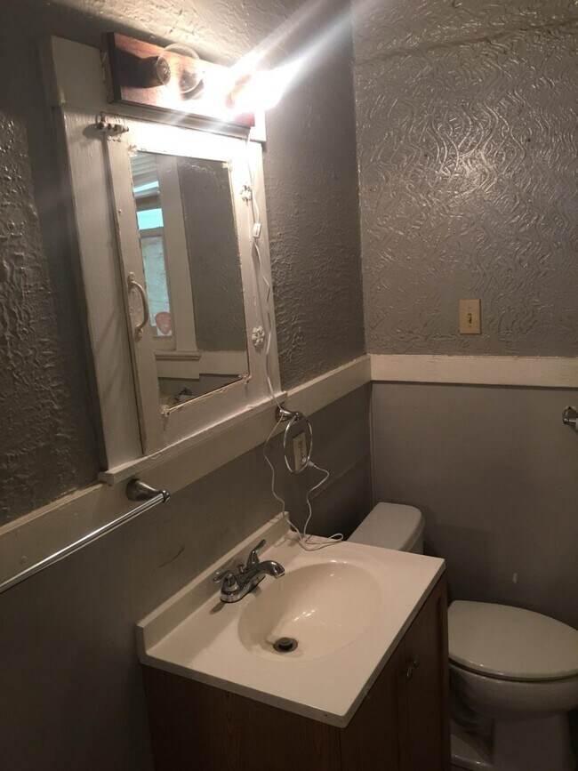 Baño 2vistas - 404 Birr St