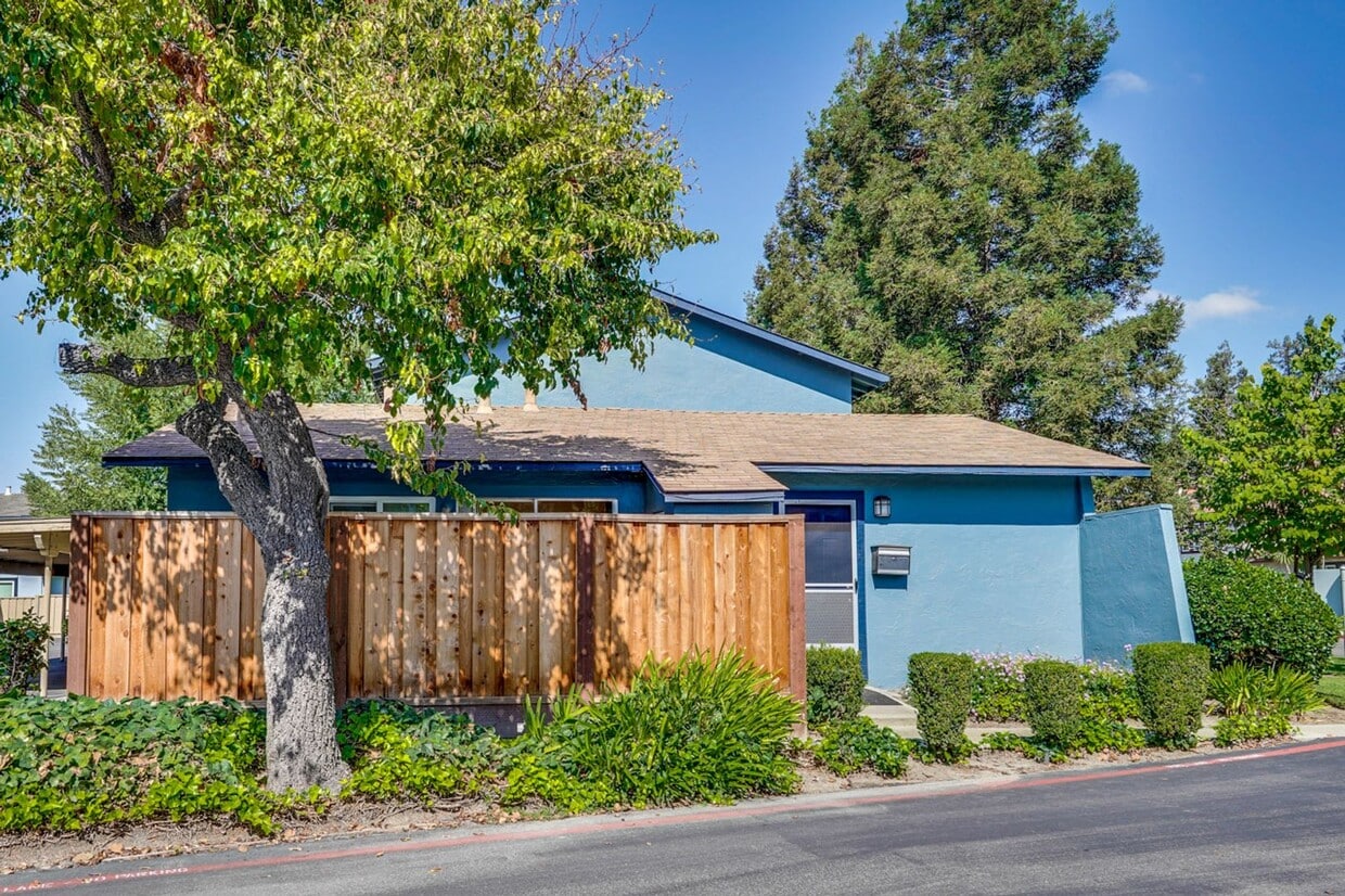 Foto principal - Remodeled 2 Bed 1 Bath Condo!