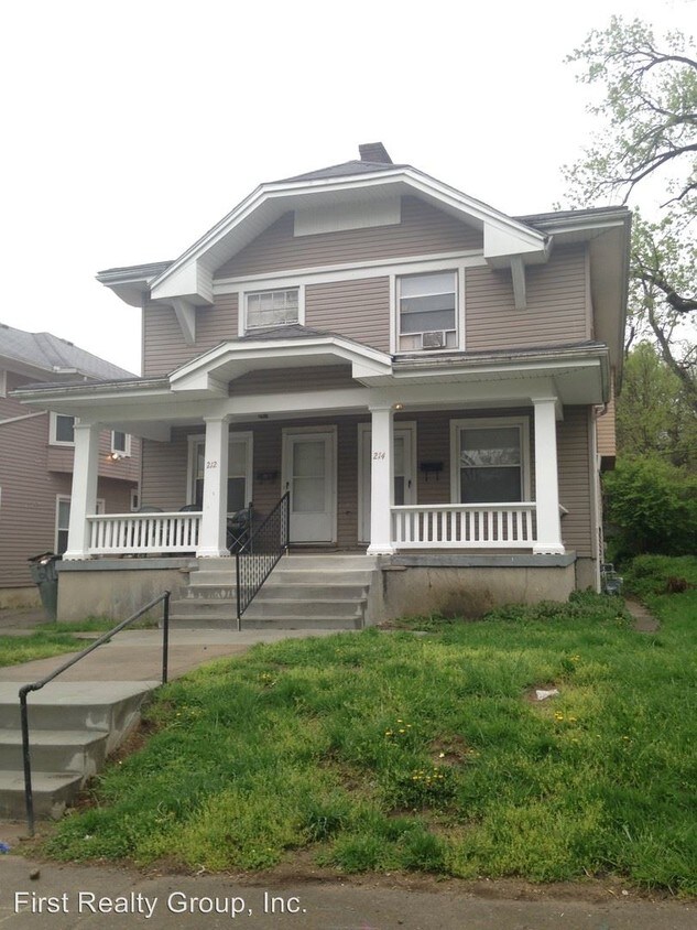 Foto principal - 212-214 W Parkwood Dr