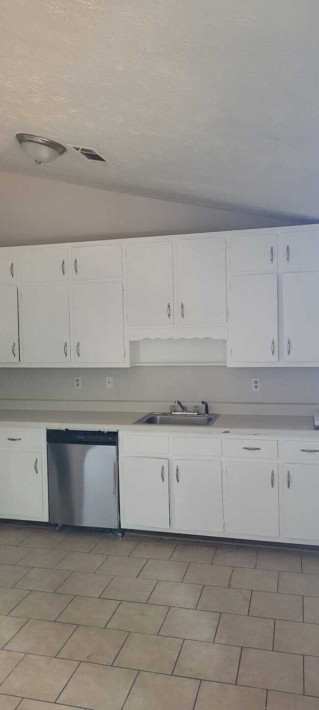Foto del edificio - Three Bedroom Split Level Home/Unfinished ...