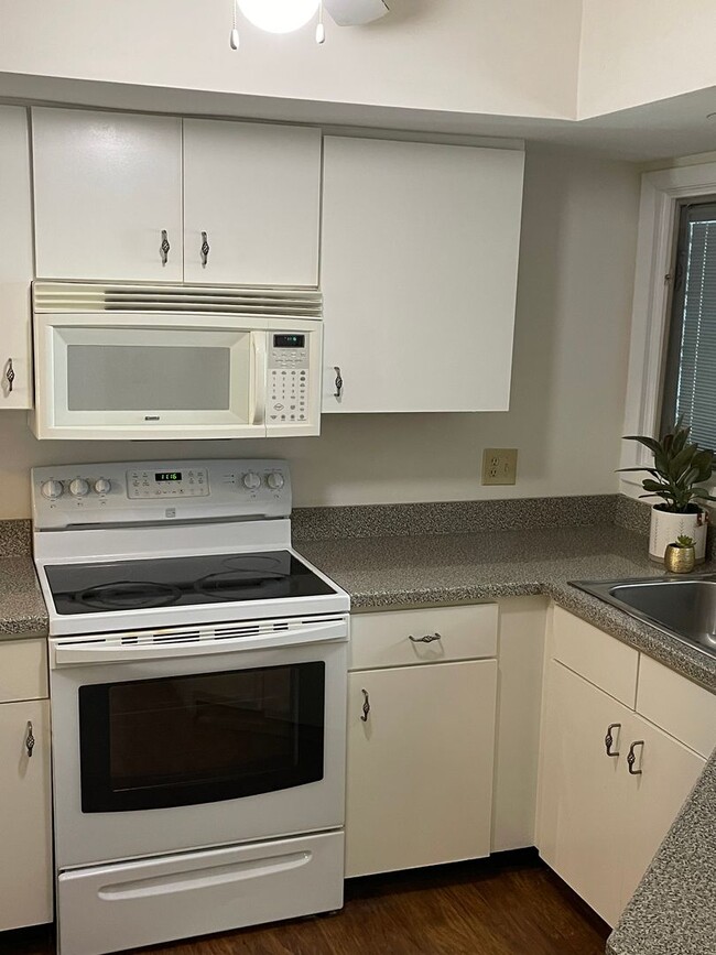 Foto del edificio - Creekside Condominiums - 2 bedroom, 2 bath...