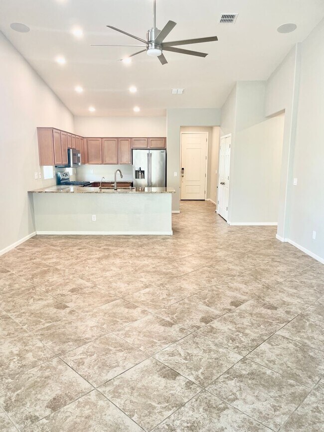 Foto del edificio - 5 Bedroom/3 Bath Home in Chandler!