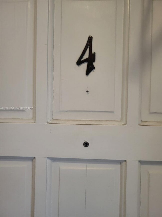 Foto del edificio - 215 Sidonia Ave