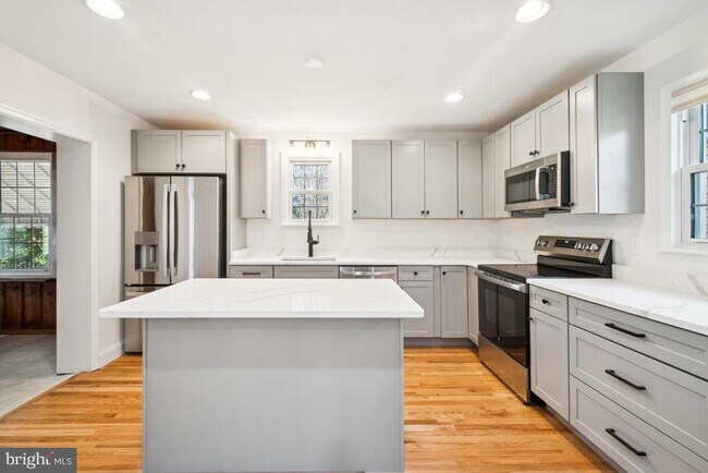 Foto del edificio - 7809 Oakdale Ave