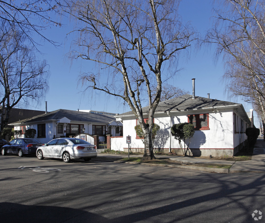 Building Photo - 2009 NW Overton St