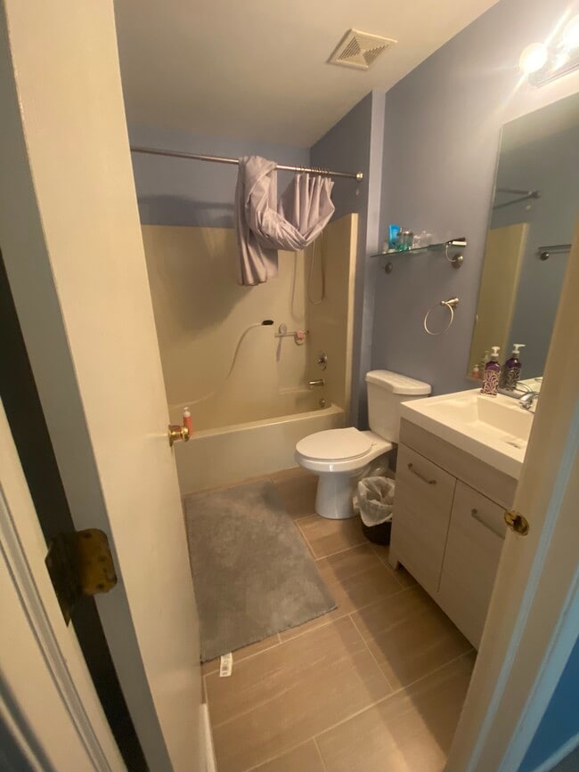 Building Photo - 1915 Chestnut Grove Dr