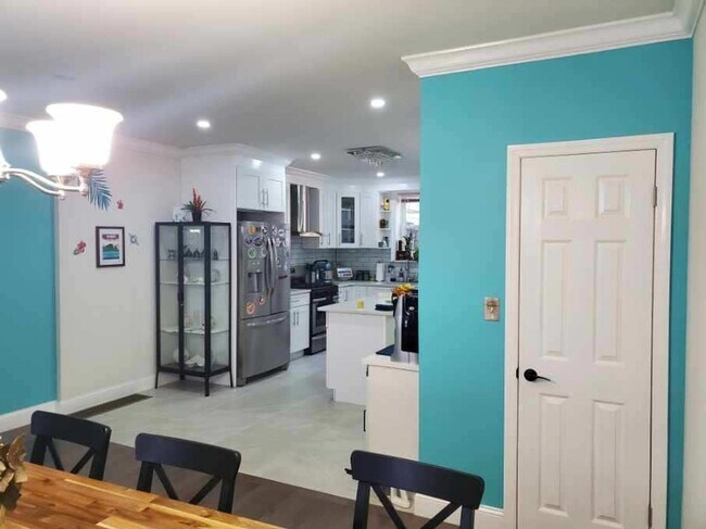 Building Photo - Recently Renovated 3-Bedroom Townhouse in ...