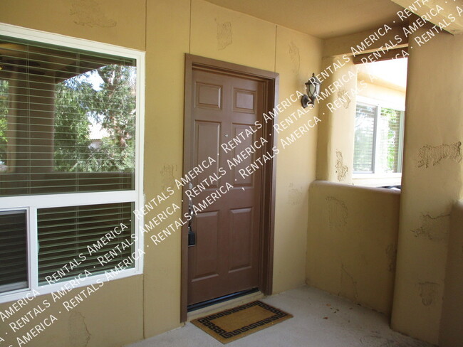 Building Photo - Gated 1 Bed 1 Bath Lakeside Unit!
