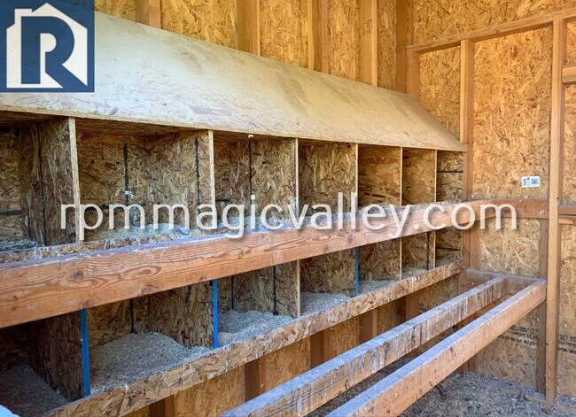 Building Photo - Horse Property! Located in Big Little Ranc...