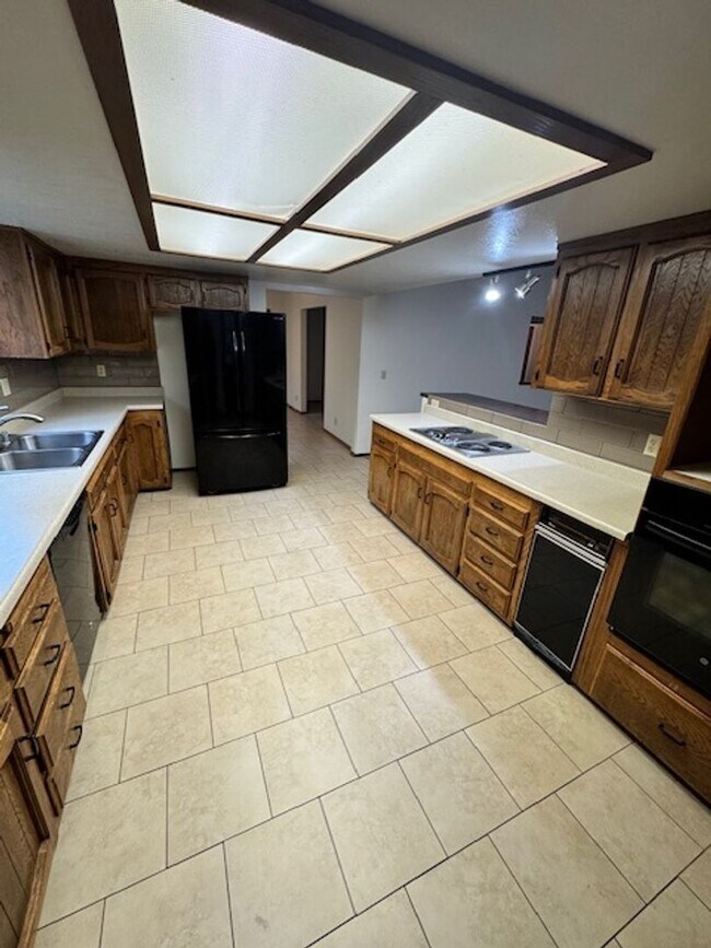 Building Photo - $1000 Move In Special! Available for Move In!