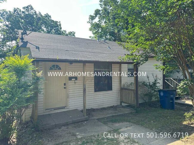 Building Photo - 1020 Crest Rd | $995 | 3 beds, 2 full baths