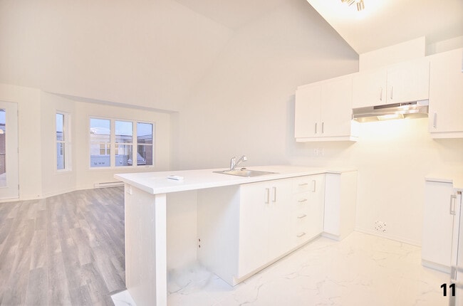 Building Photo - 1611 Av. de la Gare