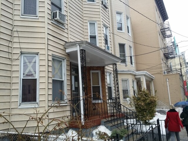 Building Photo - 333 47th St