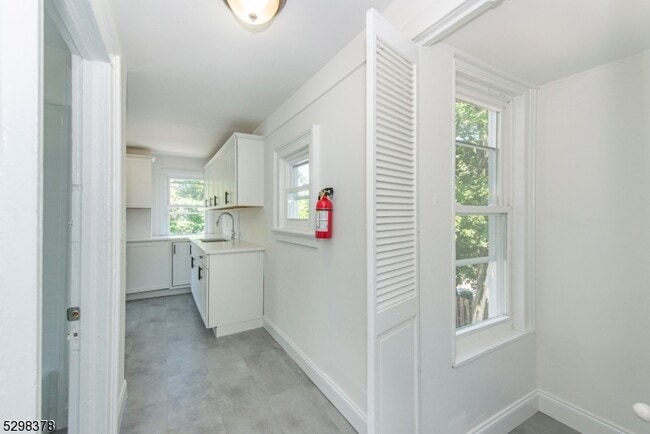Building Photo - 54 Spruce St