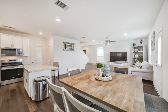 Building Photo - 26407 Red Clover Dr