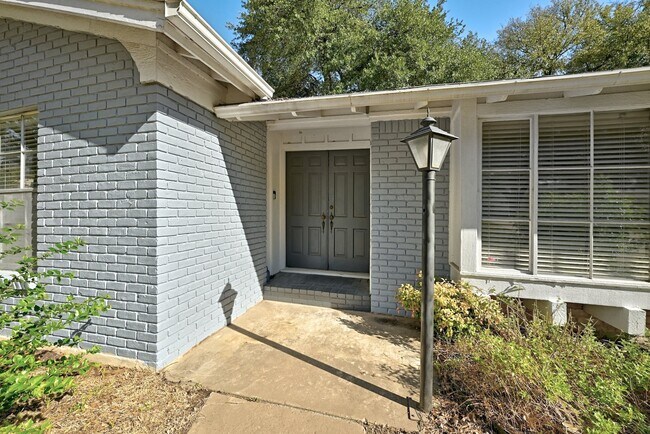 Building Photo - 2300 Vanderbilt Cir