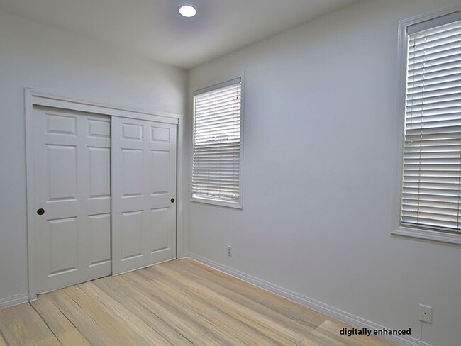 Building Photo - 504 Dahlia Pl
