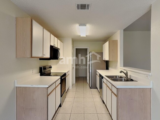 Building Photo - 2101 Coats Cir