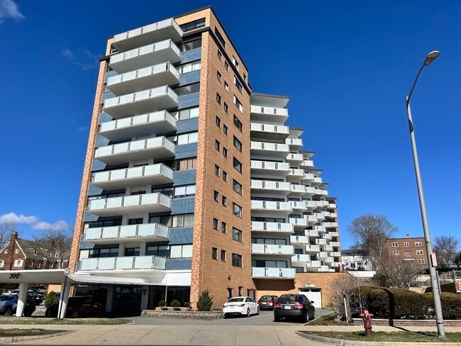 Building Photo - 300 Lynn Shore Dr