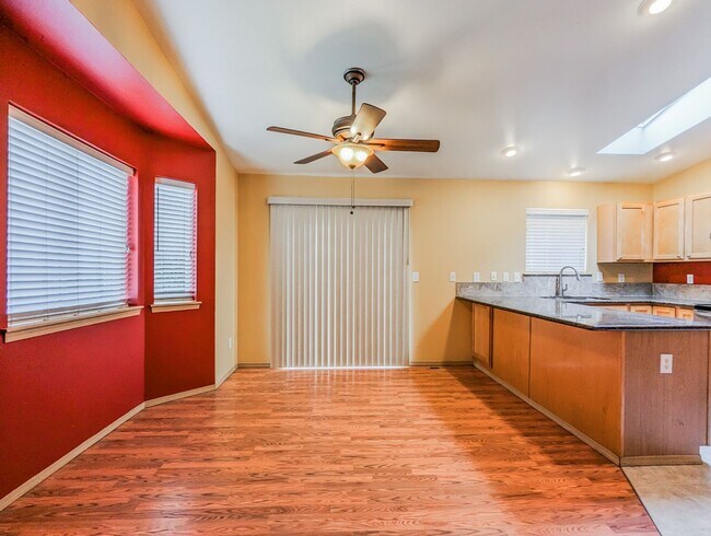 Building Photo - Updated 4 bed/3 bath home on corner lot w/...