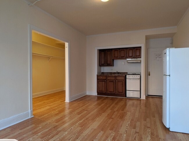 Foto del edificio - 3335 W Diversey Ave
