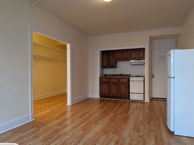 Building Photo - 3335 W Diversey Ave