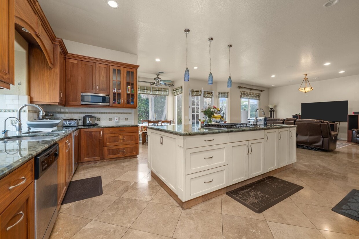 Foto principal - Expansive estate style home - 5 minute drive to SDSU!