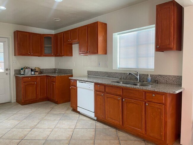 Foto del edificio - 44624 Cedar Ave