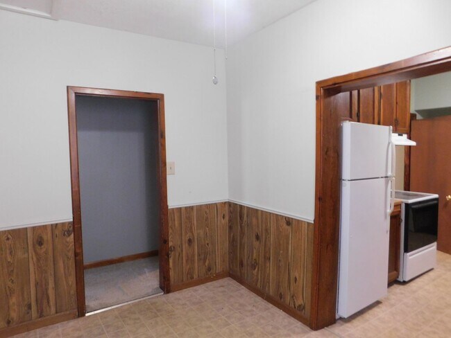 Building Photo - Cozy 2 Bedroom Home