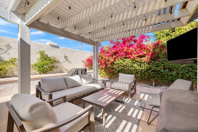 Building Photo - 43911 La Carmela Dr