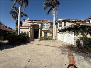 Building Photo - 16 El Jardin St