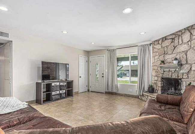 Building Photo - 591 N Cheri Lynn Dr