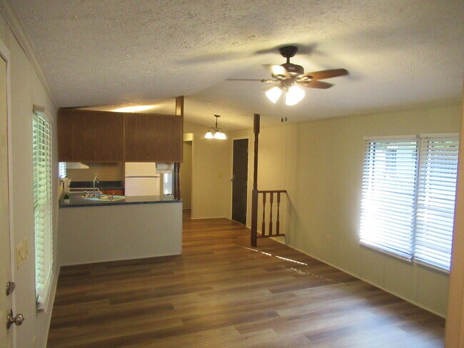 Foto del edificio - For Rent in the desirable North Lincoln Sc...