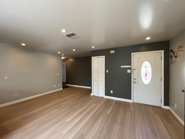 Foto del edificio - Nice and clean three bedrooms and two bath...