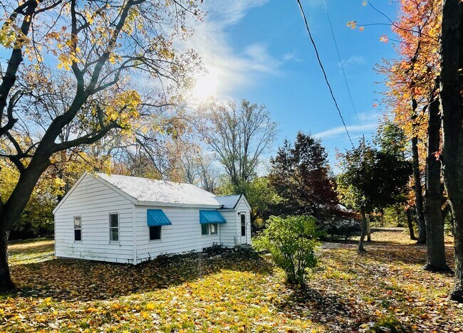 Building Photo - Great Location! 2 Bedroom, 1 Bathroom home...