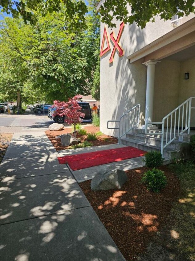 Foto del edificio - Cheney: College Ave