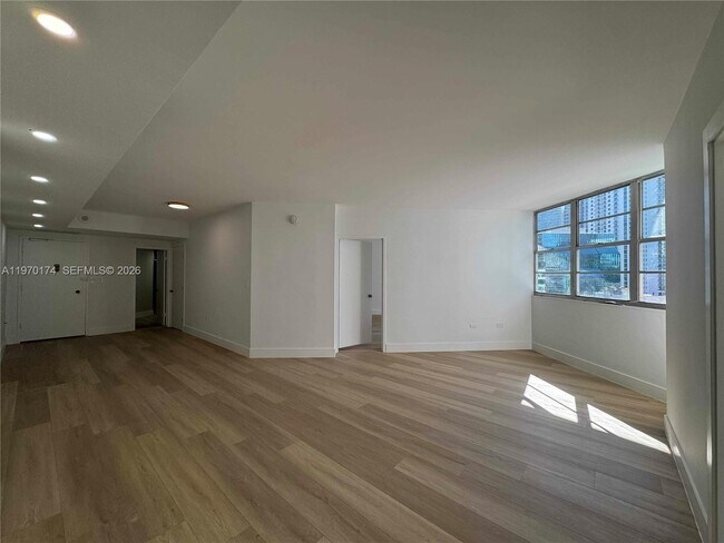 Foto del edificio - 999 Brickell Bay Dr