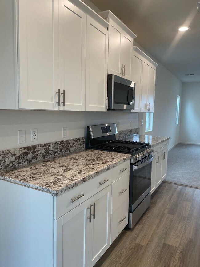 Foto del edificio - 1342 W Ryan Ave