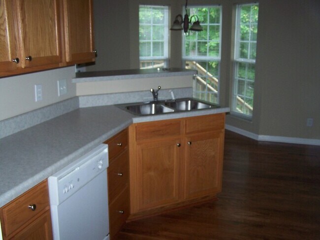 Foto del edificio - 3 bed, 2.5 bath, 2 car garage 2 story home...