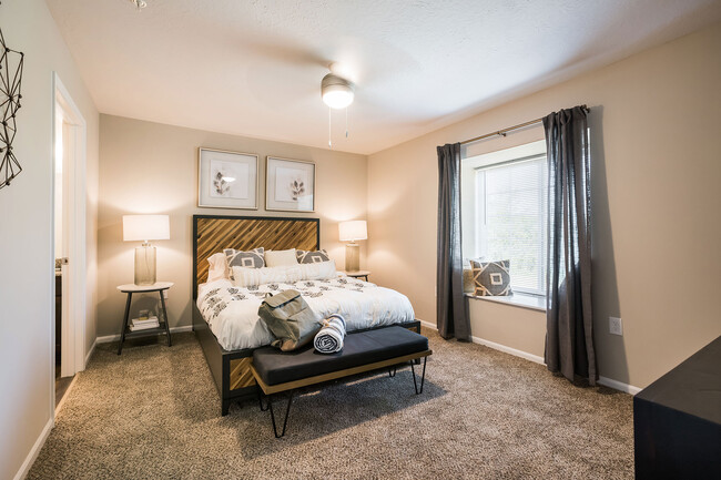 Large Main Bedroom with En-suite Bathroom & Closet - Redwood Troutman