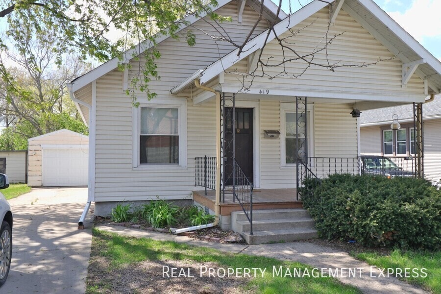 Foto principal - Beautiful 3 bedroom 2 bathroom home near d...