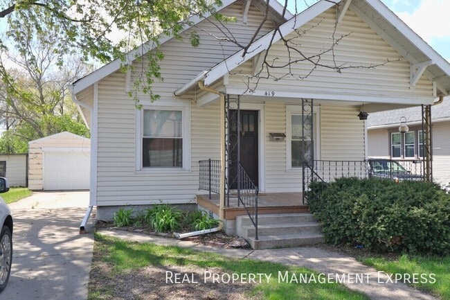 Building Photo - Beautiful 3 bedroom 2 bathroom home near d...