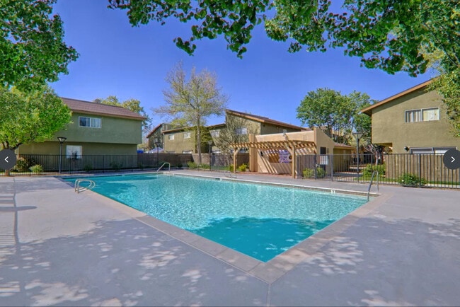 Foto del edificio - Woodlands West Townhomes